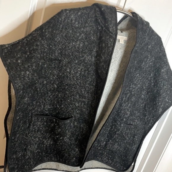 LOFT | Women’s Charcoal Gray / Black LOFT Hooded Poncho with Front Pockets - Picture 5 of 6